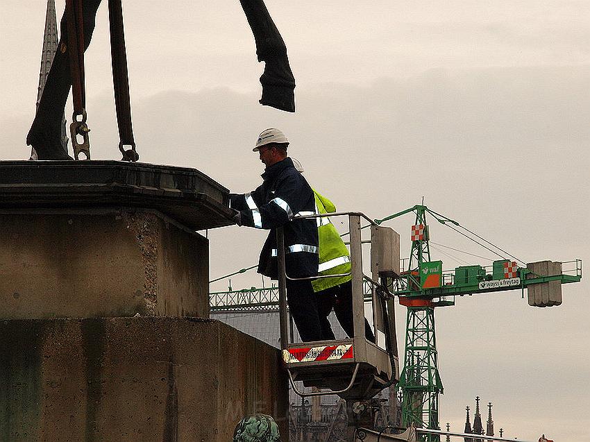 Reiterdenkmal kehrt zurueck auf dem Heumarkt P79.JPG